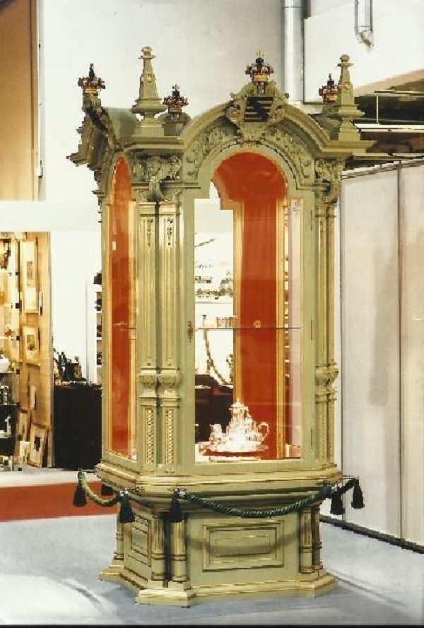 Late 19th century exhibition cabinet